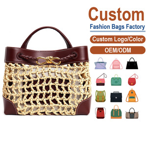 Sac bandoulière en cuir pleine fleur et rotin tressé, construction en maille de paille naturelle, respirant et léger, idéal pour le printemps et l'été - Product Image 1