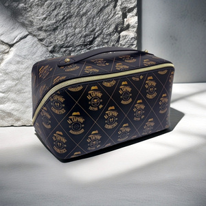 Bolsa de cosméticos de viaje de cuero PU negro de alta calidad con logotipo de impresión completa, bolsa de almacenamiento de maquillaje multifuncional suave y duradera - Product Image 4