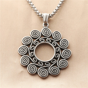 Collier géométrique rétro pour homme en acier inoxydable style européen et américain avec pendentif fleur creuse 190180 - Product Image 1