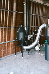 ระบบอบกาแฟคุณภาพสูง SUNROASTER ได้รับการรับรองมาตรฐาน ISO 9001 ใช้เชื้อเพลิง LPG บริสุทธิ์ 85-90% ผลิตในเวียดนาม น้ำหนัก 135 กก. สำหรับอบกาแฟ 6-15 กก. - Product Image 3