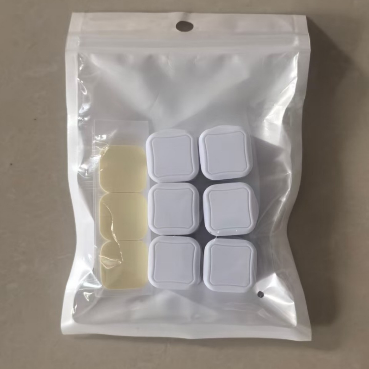 Seis blancos [empaquetados en una bolsa de película nacarada]