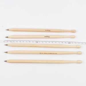 Bolígrafo de madera de alta gama OEM con diseño de baqueta, delgado, con espacios en blanco para grabar nombre personalizado y logotipo impreso, ideal como regalo escolar, tipo rollerball. - Product Image 3