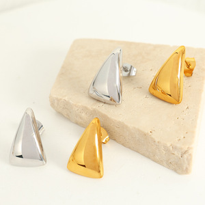 ต่างหูทรงสามเหลี่ยมเรขาคณิต ไทเทเนียมสตีล สีทอง สีเงิน เครื่องประดับแฟชั่นสำหรับทุกวัน - Product Image 2