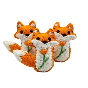 Ornement en feutre de laine 100% écologique fait main, broderie florale, petite forme d'animal, décoration murale traditionnelle de Noël - Product Image 1