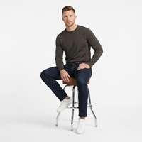 Tabouret de bar moderne avec assise ronde rembourrée en PU, piétement en métal chromé et repose-pieds, idéal pour restaurants, cafés et comptoirs.