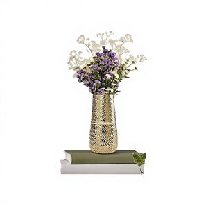 Vase de table en métal fait main moderne, résistant à la rouille et écologique, décoration élégante pour la maison, le bureau et les événements - Product Image 1