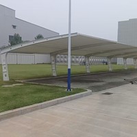 Auvent de stationnement automobile personnalisable avec structure en acier et membrane PVDF, structure tendue, abri, garage, système de montage solaire
