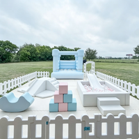 Château gonflable commercial blanc, ensemble de jeux souples, structure d'escalade pyramidale avec piscine à balles pour événements et locations de fêtes pour enfants