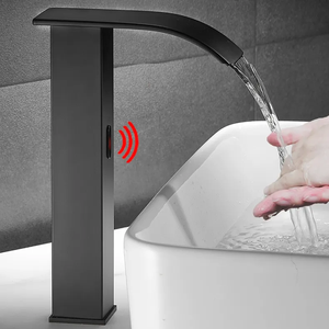 Robinet de <span class=keywords><strong>lavabo</strong></span> automatique sans contact moderne à cascade noire, <span class=keywords><strong>mitigeur</strong></span> chaud et froid à poignée unique pour salle de bain - Product Image 2