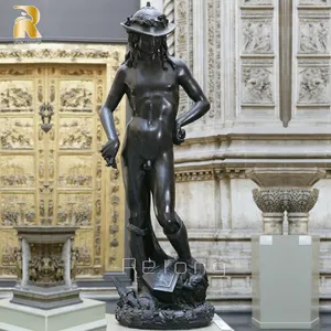 Figura maschile classica a grandezza naturale scultura David in metallo bronzo che tiene la spada