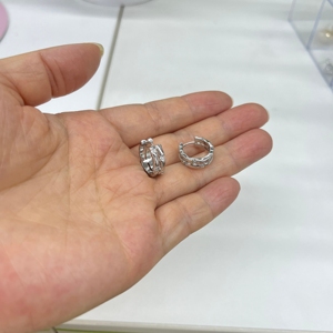 Pendientes de Aro Pequeños con Circonitas Brillantes, Chapados en Oro Blanco PVD sobre Cobre, Pendientes de Zirconia Resistentes al Deslustre - Product Image 4