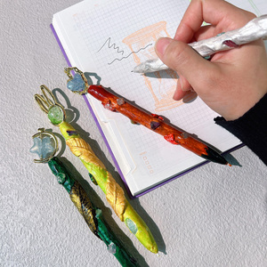 Bolígrafo mágico de cristal creativo al por mayor tallado a mano, bolígrafo de virutas de energía de bendición de brujería, resina caída para regalo de artesanías de cristal DIY - Product Image 3