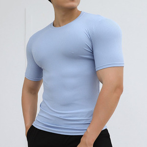 قميص رياضي رجالي ضيق يبرز العضلات برقبة مستديرة وتصميم مخطط مضغوط للرجال - Product Image 1