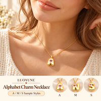 LUOYUNE Pendentif Breloque Lettre Alphabet Dorée avec Cœur Rose Découpé, Bijou Initial pour Collier DIY, Cadeau Femme, 26 Styles de Lettres