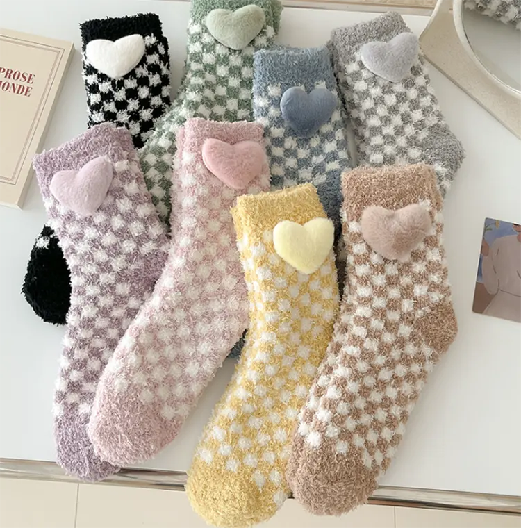 Neue Design Square Pattern Coral Fleece Socken Frauen Crew Dicker Boden Samt Boden Socke Mädchen Winter