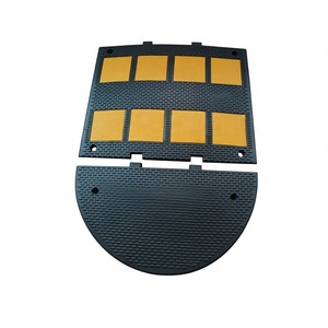 Rallentatore di velocità in gomma antiscivolo 500x600x30mm, 9kg (media), 4.5kg (tappo terminale) per ingressi di cantieri e terminali portuali - Product Image 1