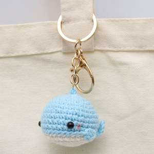 Colgante de delfín hecho a mano en ganchillo, rosa y azul, llavero tejido, adorno para bolso, adorno de hilo, producto terminado. - Product Image 3