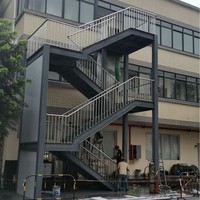 Escaliers d'évacuation en acier modernes pour appartement, utilisation extérieure, avec marches en métal galvanisé