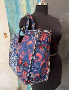 Sac fourre-tout en coton matelassé fait main par un artisan indien, imprimé au bloc, pour le voyage, le shopping, ou à porter à l'épaule - Product Image 3