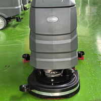 Autolaveuse commerciale autotractée pour le nettoyage des sols durs des hôpitaux et supermarchés, avec réservoir de 50 L et moteur de 550 W, idéale pour les écoles