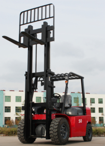 Вилочный погрузчик Tobeter CPC50, 5 тонн, дизельный, <span class=keywords><strong>2</strong></span>-уровневый, высота подъема 3 м, механическая ручная коробка передач, полный привод, цельнолитые шины, для любых дорог - Product Image 2