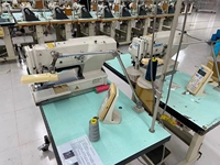Machine à coudre à œillets informatisée neuve 9820 de fabrication chinoise, exportée vers la Roumanie, l'Uruguay, la Grèce et la Bulgarie.