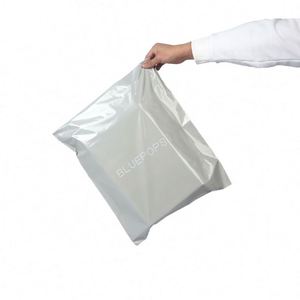 ถุงเมลเลอร์กันน้ำสีเบจนู้ดคุณภาพสูง ผลิตจาก LDPE เกรดเวอร์จิ้น พร้อมกาวปิดผนึกอย่างดี พิมพ์โลโก้ได้ เหมาะสำหรับบรรจุภัณฑ์เสื้อผ้า - Product Image 2