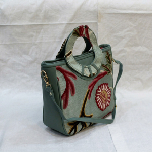 Bolso tote de algodón con bordado floral estilo Ari de Cachemira, con borlas, cierre de cremallera, estilo hobo, para uso diario de mujer. - Product Image 1