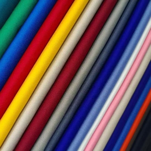 Tissu en coton sergé <span class=keywords><strong>Lot</strong></span> de stock <span class=keywords><strong>teint</strong></span> solide Tissu noir brossé Vêtements de travail Tissu uniforme - Product Image 1