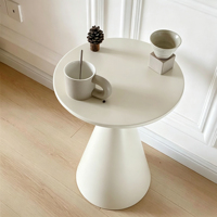 Minimalistischer Designer-Beistelltisch in Schwarz, Hochwertiger Runder Kleiner Couchtisch, Langlebiger Moderner Wohnzimmer- & Schlafzimmer-Beistelltisch zum Verkauf