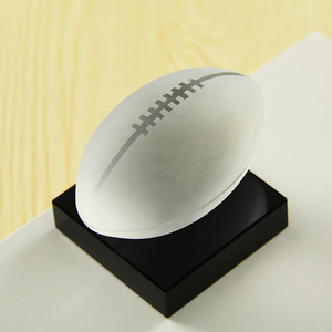 Mini ballon de rugby en cristal <span class=keywords><strong>pas</strong></span> <span class=keywords><strong>cher</strong></span>, football américain avec base noire, ballons de sport en verre, trophées de jeu, souvenirs - Product Image 5