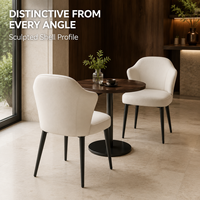 Ensemble de chaises de salle à manger commerciales à accoudoirs évasés, dossier sculpté en bouclette crème, table en noyer, piétement noir