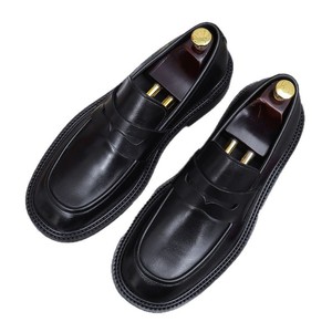 Mocasines de cuero británico para hombre - cuero genuino, diseño cómodo de una sola pieza, calzado informal de negocios de alta gama y sofisticado. - Product Image 1