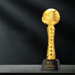 Trophée en cristal en forme de globe terrestre doré en gros, trophée en résine <span class=keywords><strong>vierge</strong></span> personnalisé, trophée de récompense - Product Image 3