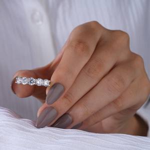 Anillo de eternidad con diamantes redondos en oro blanco en la mano de una mujer, joyería fina clásica de lujo, regalo de aniversario de bodas, primer plano - Product Image 4