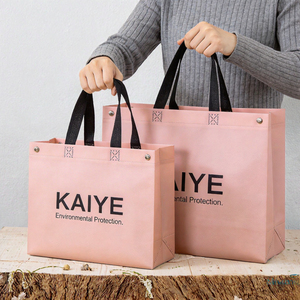 Sacs fourre-tout imprimés en non-tissé recyclable avec poignées noires, plusieurs tailles, options de logo et de couleur personnalisées pour la vente en gros, au détail et l'épicerie - Product Image 3