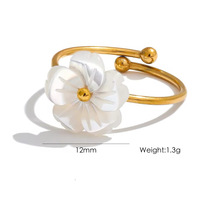 Ensemble de collier, boucles d'oreilles et bague en acier au titane en or 14 carats en forme de fleur gravée de coquillages blancs importés doux et sophistiqués