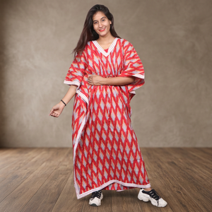 Caftán maxi rojo con estampado geométrico, cuello en V, corte holgado, manga murciélago, caftán de algodón con estampado en bloques, vestido informal de verano con cordón ajustable. - Product Image 1