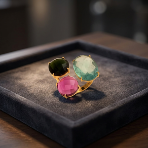 Sparkling Beauty Une bague à trois pierres à admirer avec une magnifique bague en pierres précieuses de trois couleurs différentes tendance pour les femmes et les filles - Product Image 3