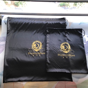 Bolsa de Regalo de Seda Negra con Logotipo Personalizado Impreso en Flexografía para Empacar Ropa, Bolsa de Embalaje con Cordón de Seda Súper Suave - Product Image 2