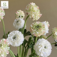 Bunga Ranunculus Sutra Putih Hijau Berkualitas Tinggi 44CM dengan Batang Berumbai, Bunga Buttercup Koi Buatan untuk Dekorasi Ruang Tamu dan Pernikahan