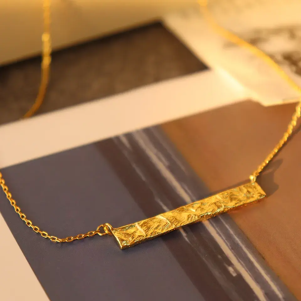 Collana pendente barra vintage con trama irregolare in argento sterling Chris April placcato oro placcato in oro