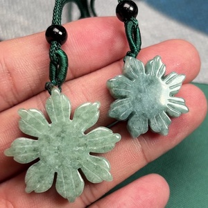 Venta caliente Jade Filipino Sun 25mm 30mm Tallado Verde Jade Filipino Colgante - Product Image 2