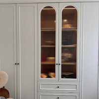 Armoire de chambre Senger de style européen avec coiffeuse latérale, verre cannelé en arc et éclairage LED
