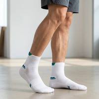 Chaussettes de sport personnalisées en gros pour hommes et femmes, avec coussinets, évacuation de l'humidité, soutien de la voûte plantaire et maille respirante pour la course à pied