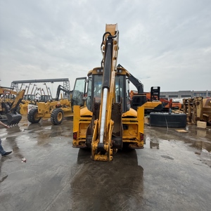 Retroexcavadora JCB 3CX amarilla con tracción en las cuatro ruedas, con cucharón frontal y brazo excavador trasero para uso en obras de construcción. - Product Image 4