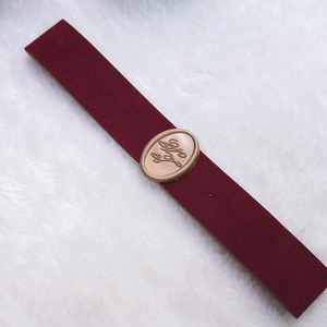 Scatola per Inviti di Nozze in Velluto Personalizzata con Stampa in Lamina d'Oro, Nastro in Acrilico Trasparente, Distintivo in Cera e Fascia - Product Image 6