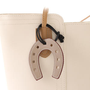Porte-clés en cuir de luxe pour sac à main, breloque en forme de fer à cheval, design tendance, cadeau - Product Image 3