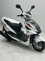 Scooter Urbain Yamaha Cygnus 125cc EFI SharpFace Sport StepThrough Économe en Carburant pour Trajets Urbains