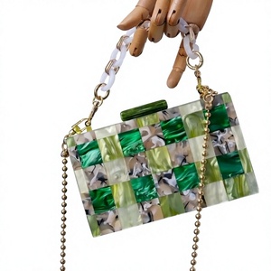 Bolso de mano de resina verde con correa de cadena y patrón de diamantes para fiesta nocturna, BOLSO DE RESINA - Product Image 1